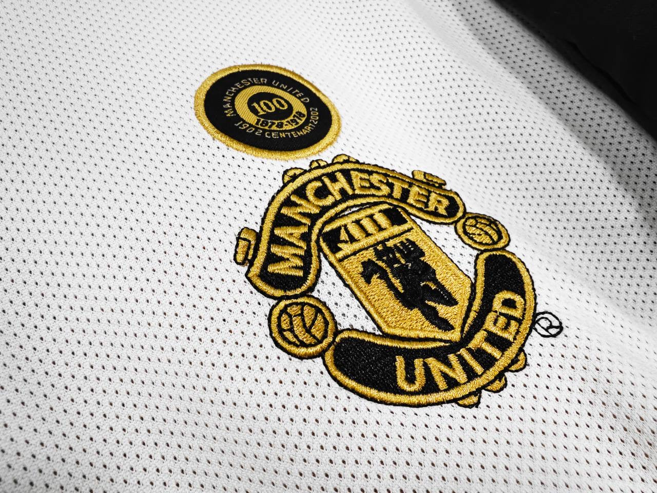 The 2001/02 Manchester United Reversible golden / white
