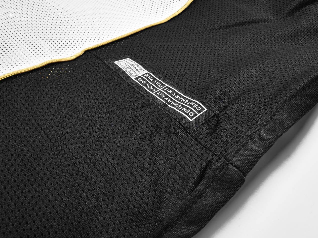 The 2001/02 Manchester United Reversible golden / white