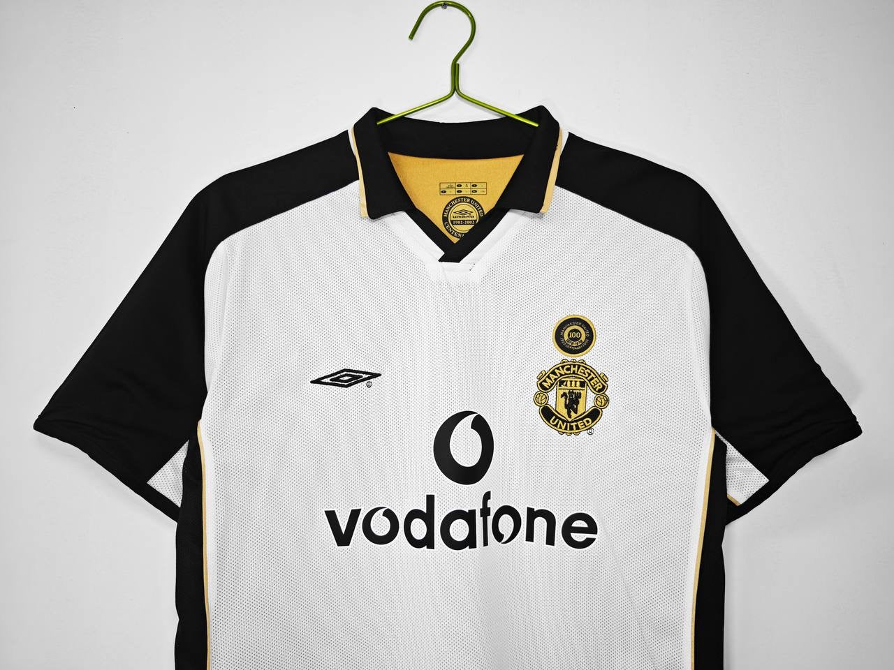 The 2001/02 Manchester United Reversible golden / white