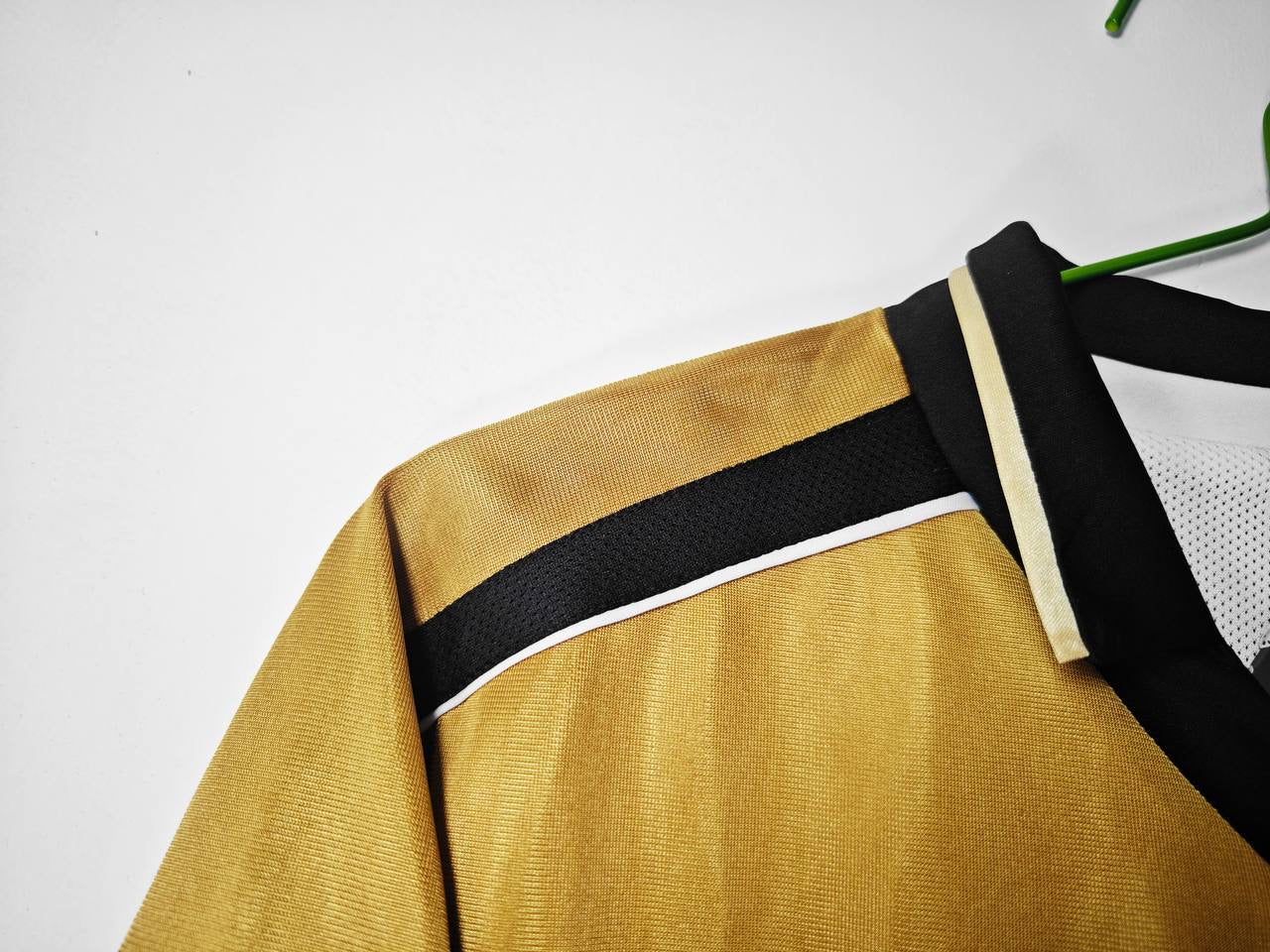 The 2001/02 Manchester United Reversible golden / white