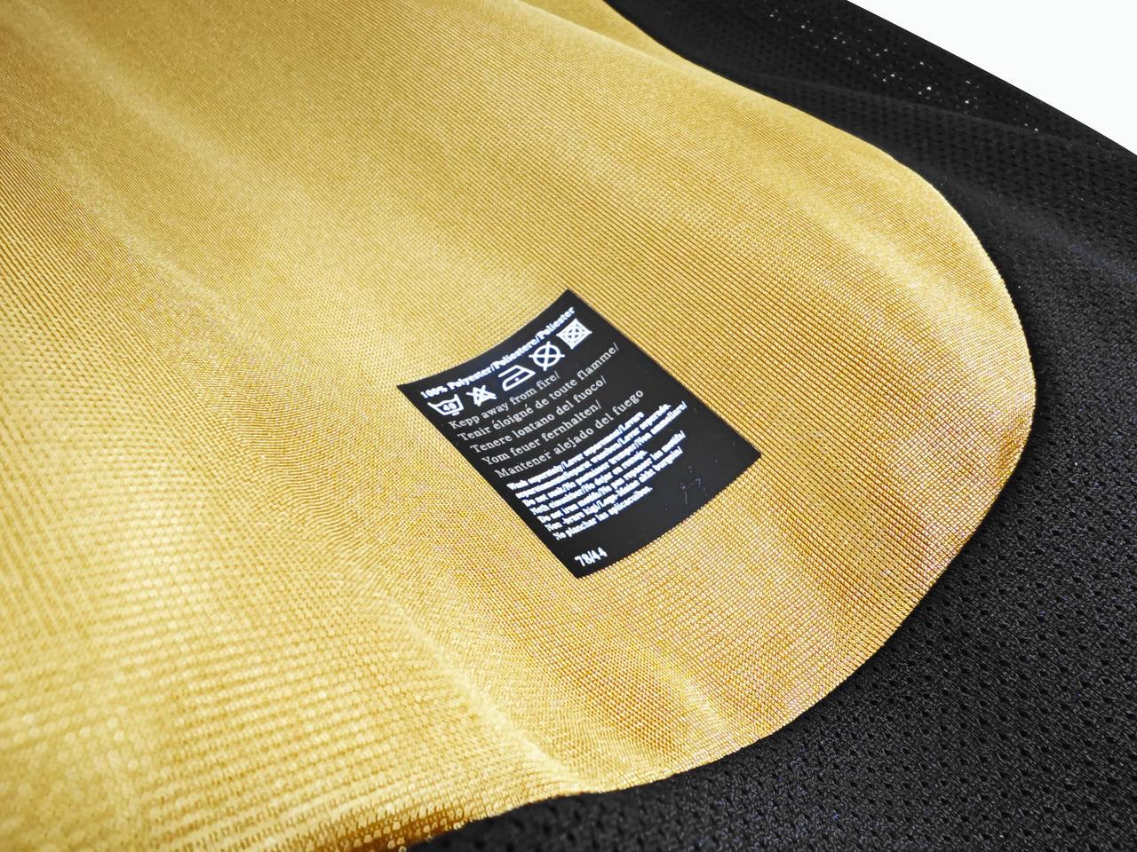 The 2001/02 Manchester United Reversible golden / white