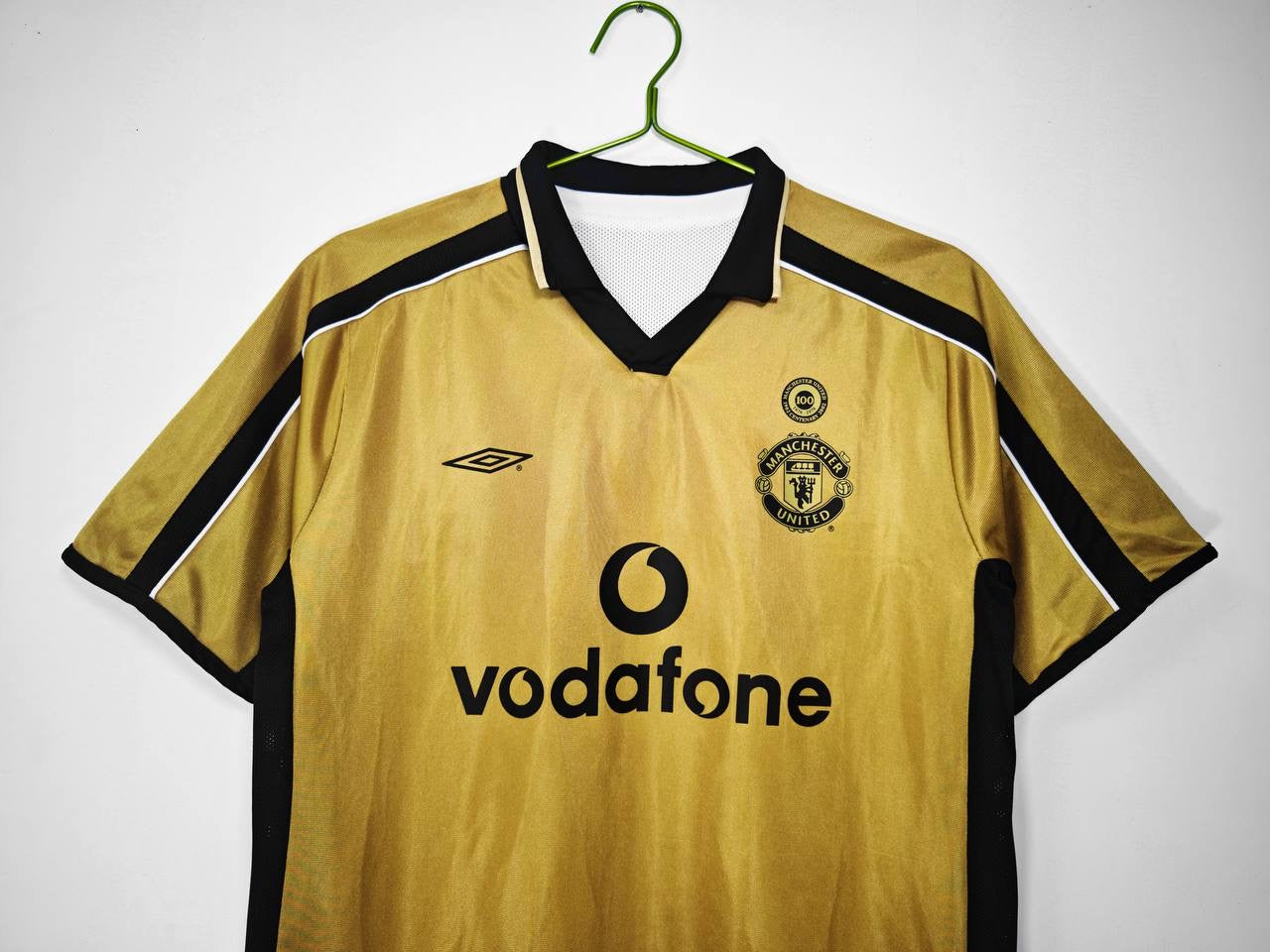 The 2001/02 Manchester United Reversible golden / white