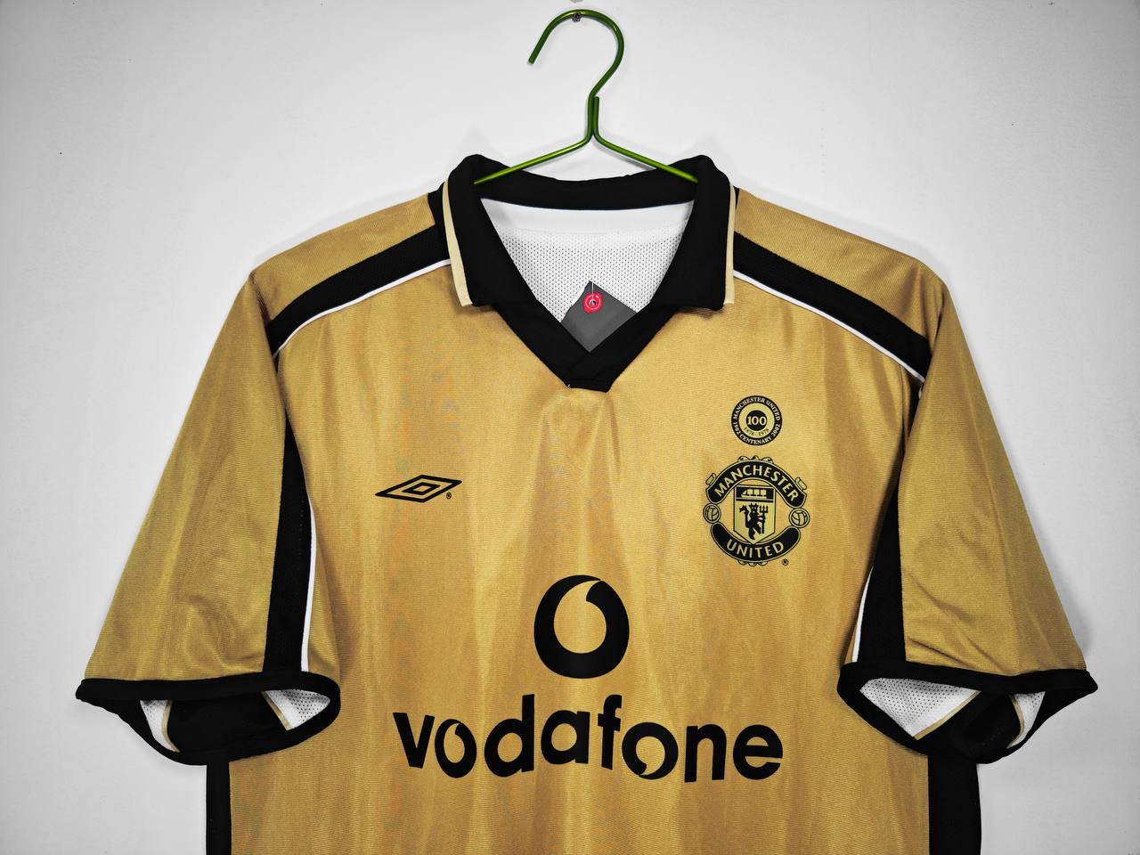 The 2001/02 Manchester United Reversible golden / white