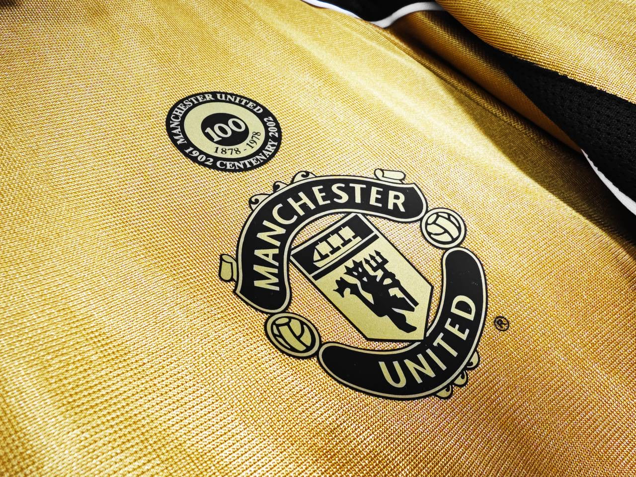 The 2001/02 Manchester United Reversible golden / white
