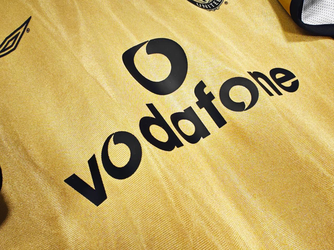 The 2001/02 Manchester United Reversible golden / white