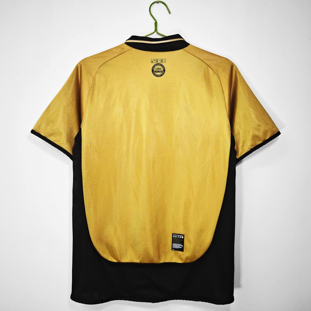 The 2001/02 Manchester United Reversible golden / white