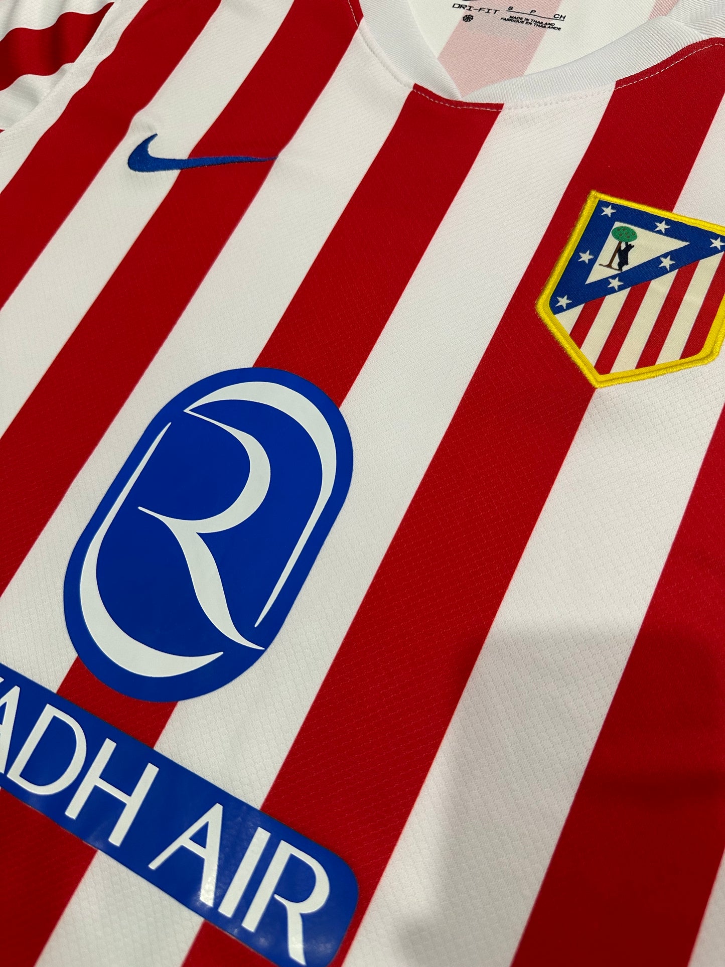 قميص أتلتيكو مدريد الأساسي لموسم 2025/2026، إصدار خاص للجماهير