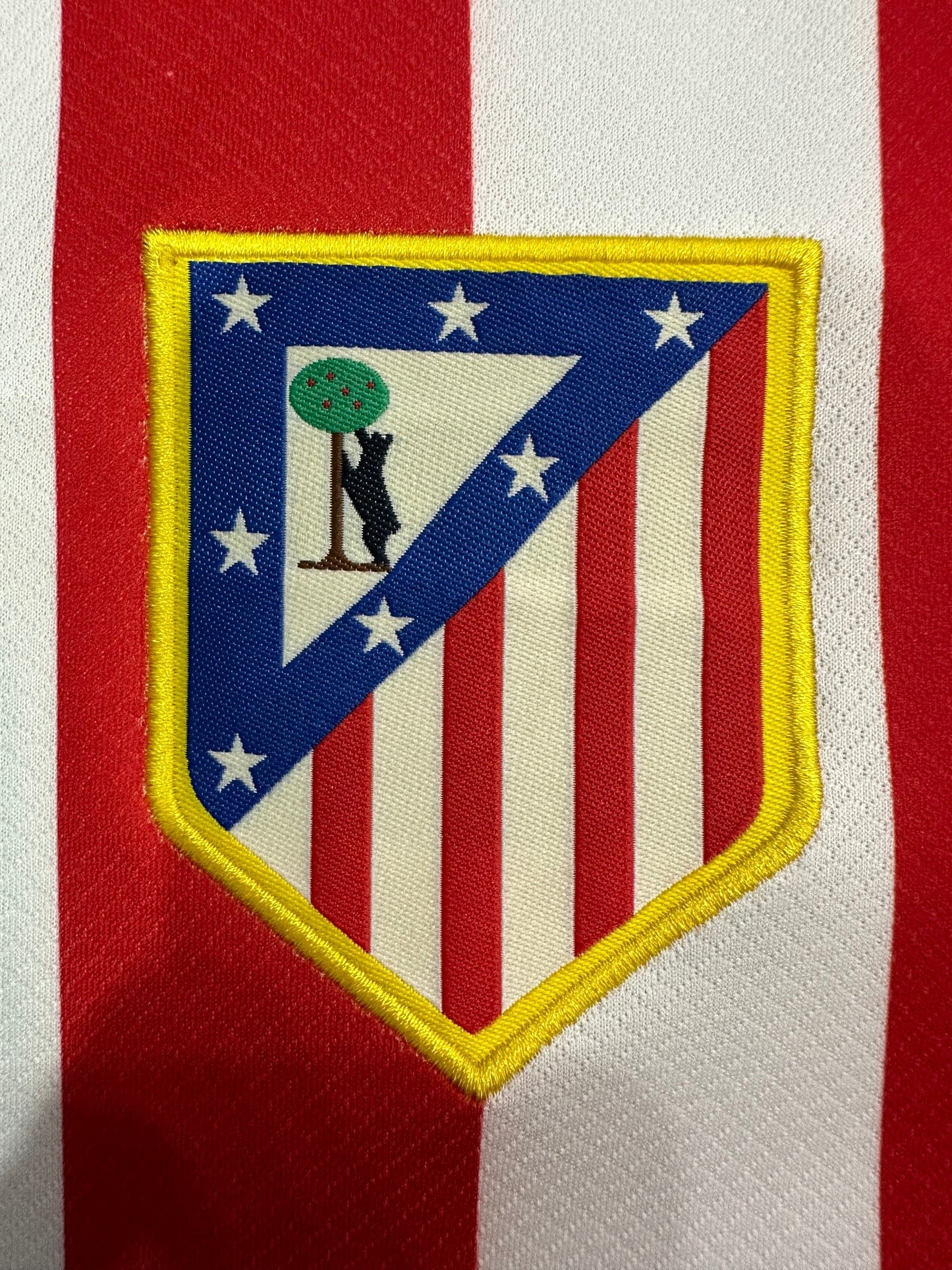 قميص أتلتيكو مدريد الأساسي لموسم 2025/2026، إصدار خاص للجماهير