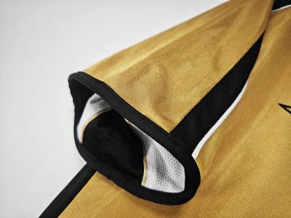 The 2001/02 Manchester United Reversible golden / white