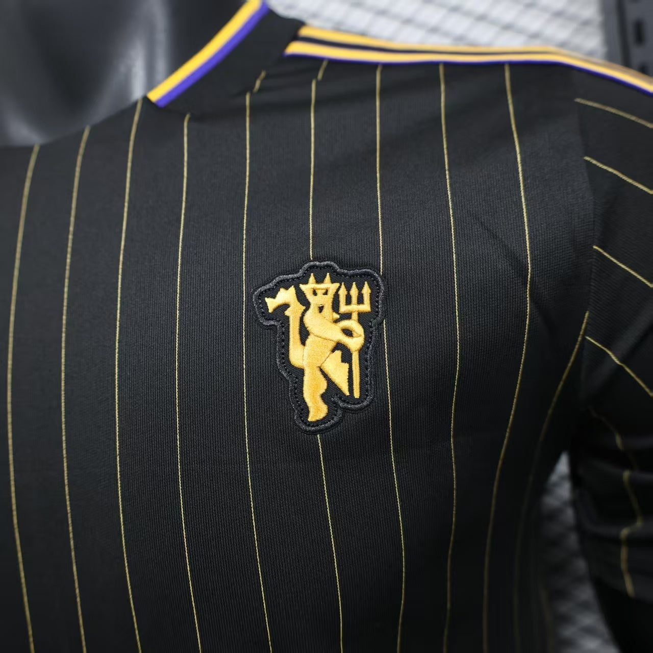 Chelsea black and gold casual fit