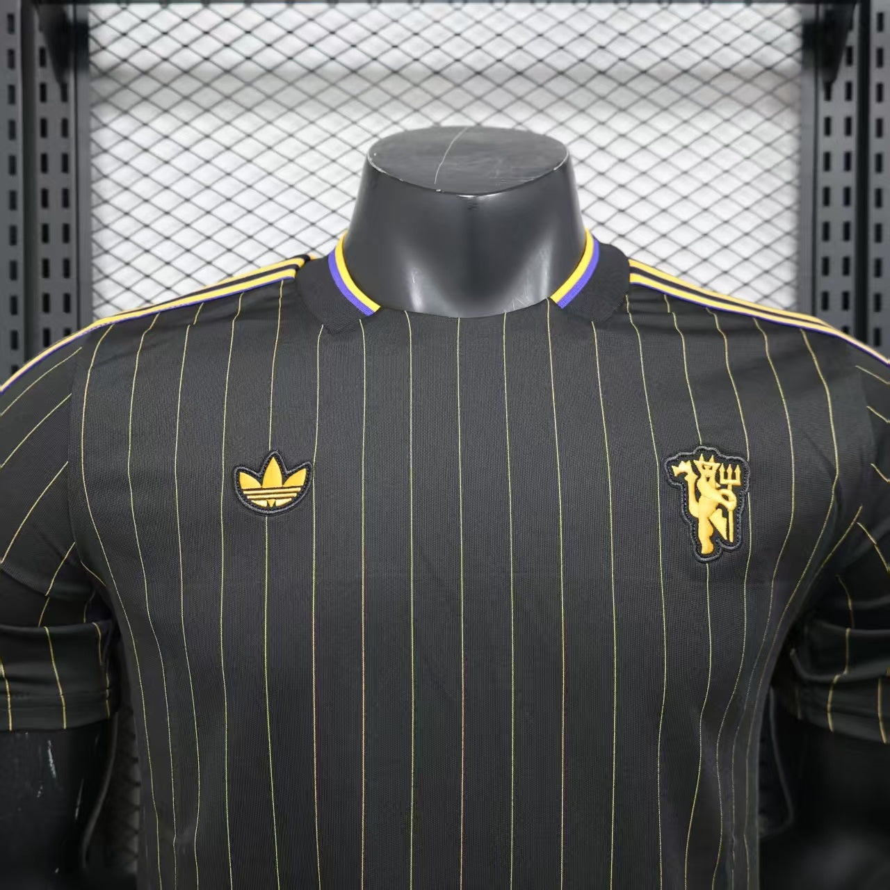 Chelsea black and gold casual fit