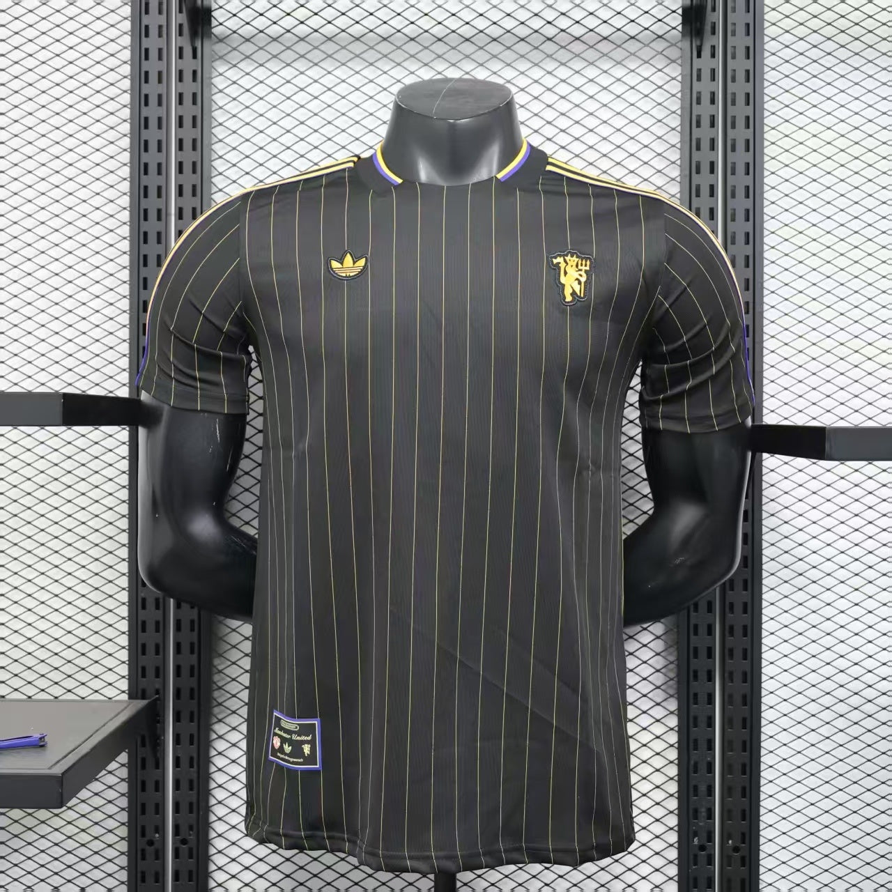 Chelsea black and gold casual fit