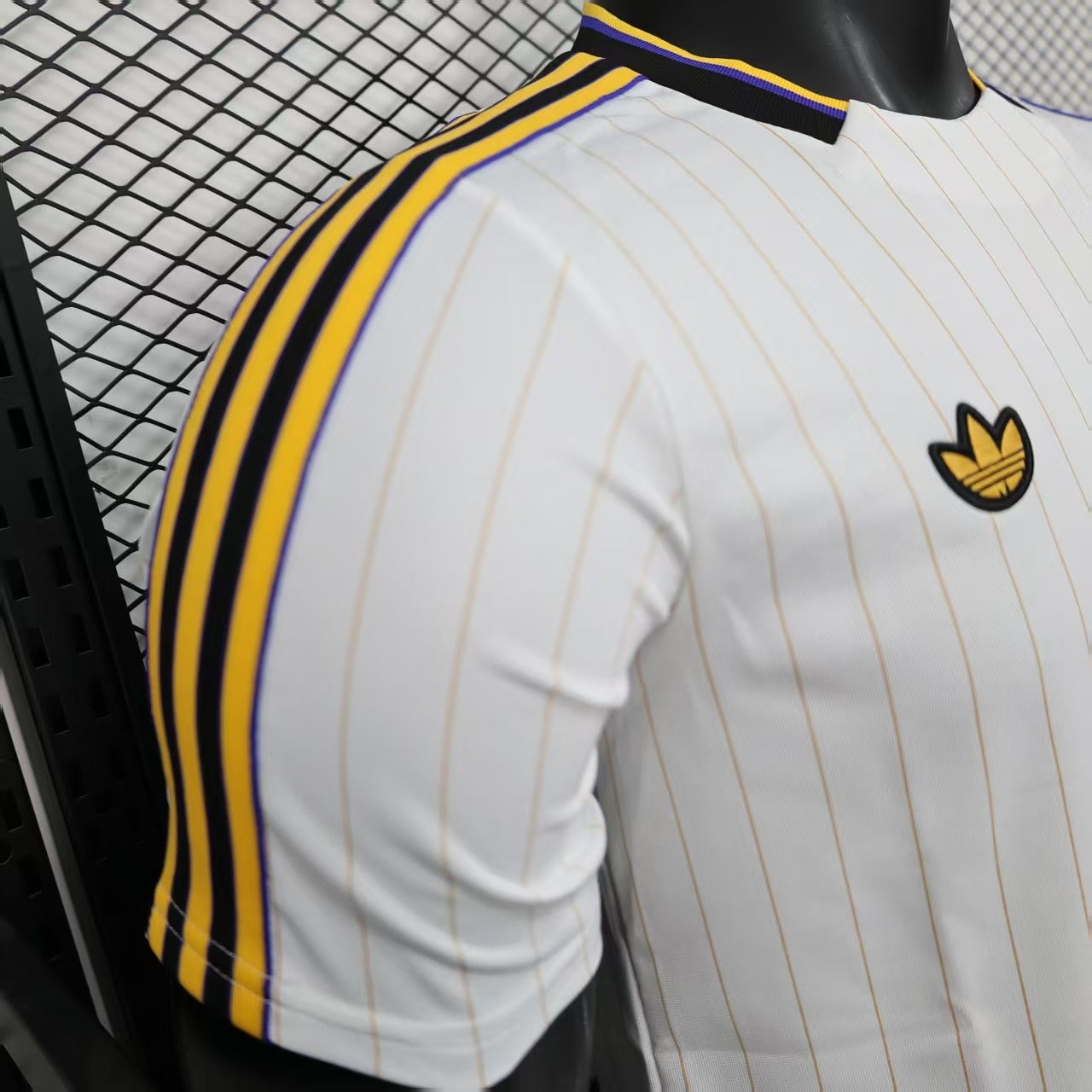 Chelsea white and gold casual fit