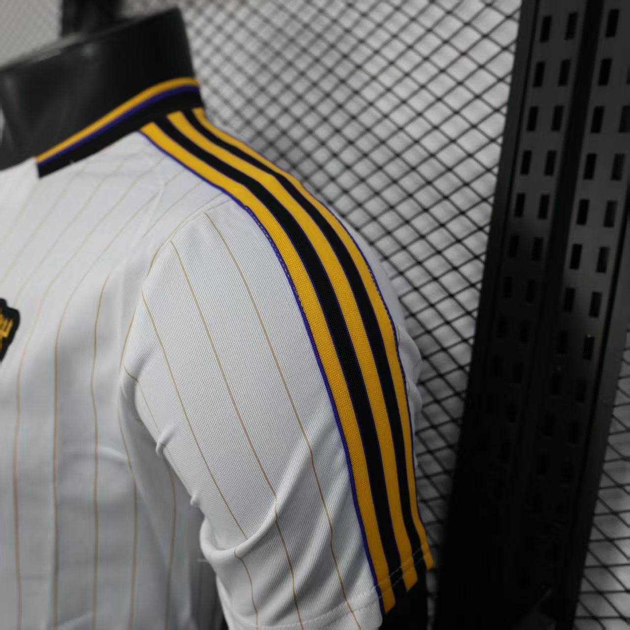 Chelsea white and gold casual fit